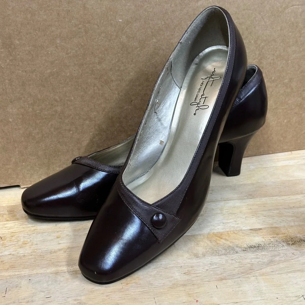 Soft Style Pumps Women 9.5 Brown Button Trim Block Heel H70436 Excellent